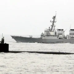 A frota inclui embarcações como o USS San Antonio, USS Iwo Jima e USS Fort Lauderdale (Foto Euronews)