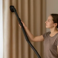 4 formas de evitar poeira acumulada nas cortinas