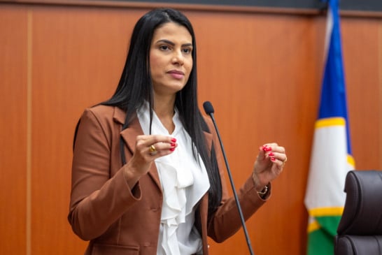 A deputada estadual Catarina Guerra durante discurso na tribuna