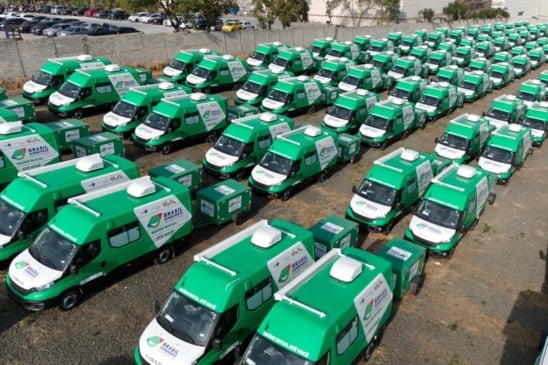 Algumas das 400 Unidades Odontológicas Móveis entregues nesta sexta em todo o Brasil (Foto: Igor Evangelista/MS)