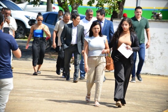 Prefeita de Iracema chegando à sede da PF (Foto: Nilzete Franco/FolhaBV)