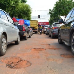 Carros desviam dos buracos pela avenida (Foto: Nilzete Franco/Folha BV)