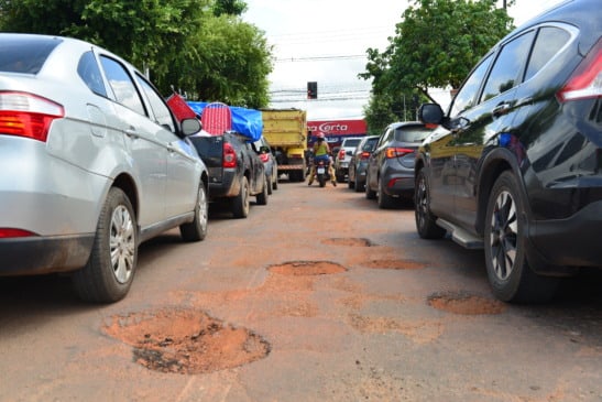 Carros desviam dos buracos pela avenida (Foto: Nilzete Franco/Folha BV)