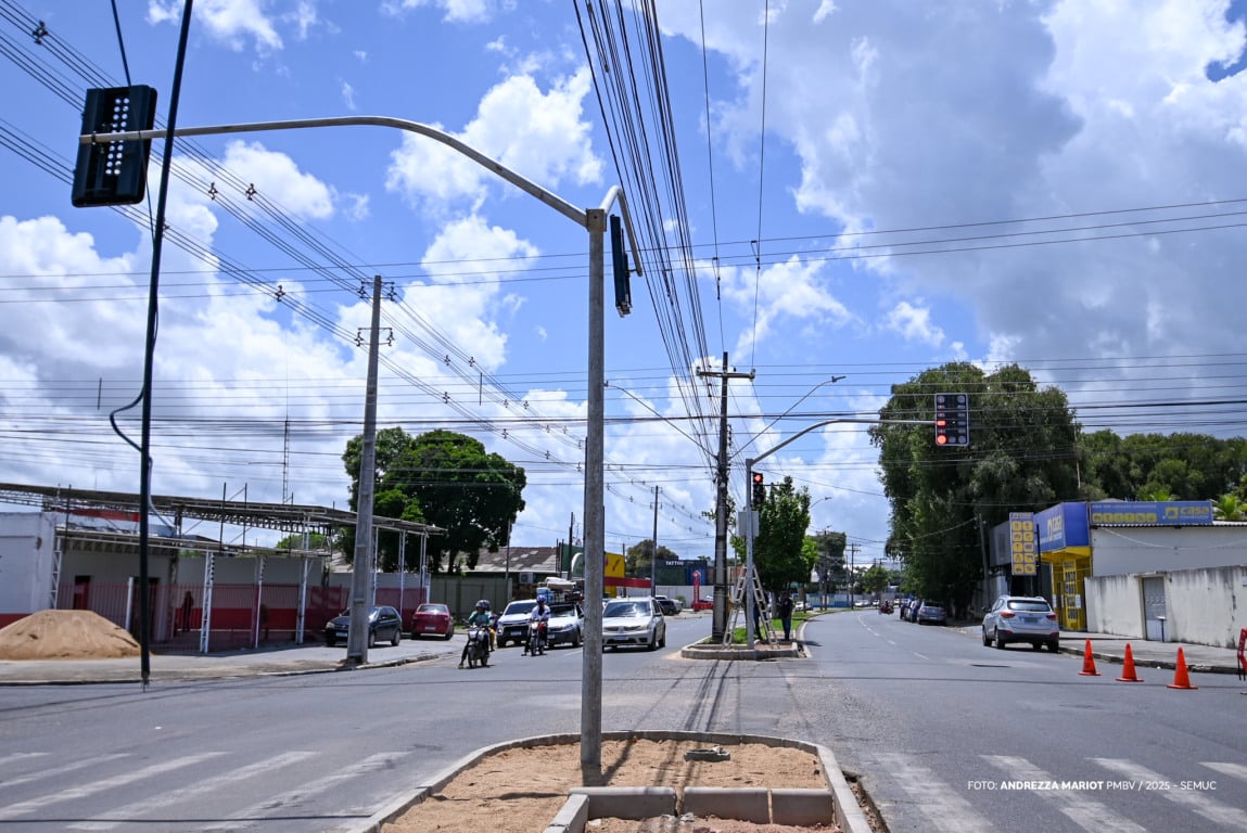 A medida foi adotada após análise que identificou alto fluxo de veículos no local, especialmente nos horários de pico, por ser rota de acesso a diferentes áreas da cidade. (Foto: Divulgação/Prefeitura)