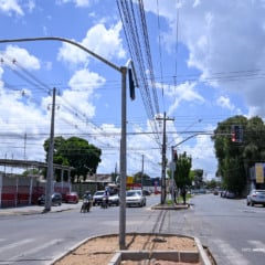 A medida foi adotada após análise que identificou alto fluxo de veículos no local, especialmente nos horários de pico, por ser rota de acesso a diferentes áreas da cidade. (Foto: Divulgação/Prefeitura)