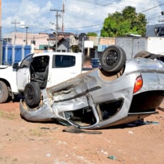 Carro capota após colidir com caminhonete na avenida Manoel Felipe, no Asa Branca