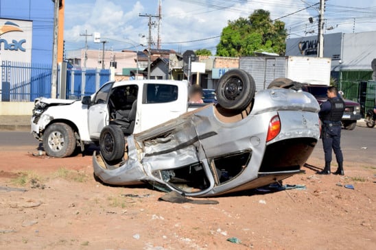 Carro capota após colidir com caminhonete na avenida Manoel Felipe, no Asa Branca