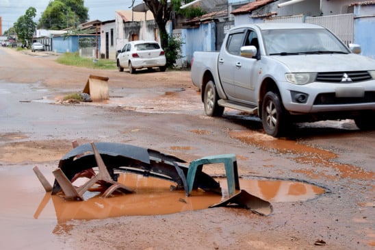 Moradores denunciam que buracos em rua do Pricumã têm provocado acidentes