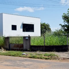 Terreno baldio com muro na rua Deusdete Coêlho, no bairro Paraviana (Foto: Wenderson Cabral/FolhaBV)