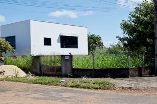 Terreno baldio com muro na rua Deusdete Coêlho, no bairro Paraviana (Foto: Wenderson Cabral/FolhaBV)