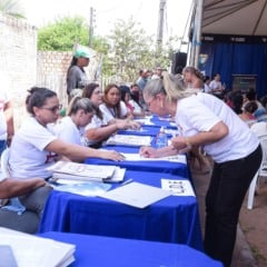 Foram entregues 152 escrituras públicas para esses mutuários que adquiriram suas casas através do programa federal Minha Casa, Minha Vida.  (Foto: Thiago Feitosa).