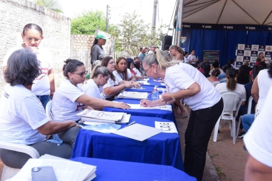 Foram entregues 152 escrituras públicas para esses mutuários que adquiriram suas casas através do programa federal Minha Casa, Minha Vida.  (Foto: Thiago Feitosa).