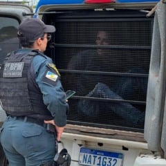 O homem foi preso em flagrante e encaminhado à Delegacia de Repressão aos Crimes Contra a Administração Pública (DRCAP). (Foto: Divulgação/PMRR)