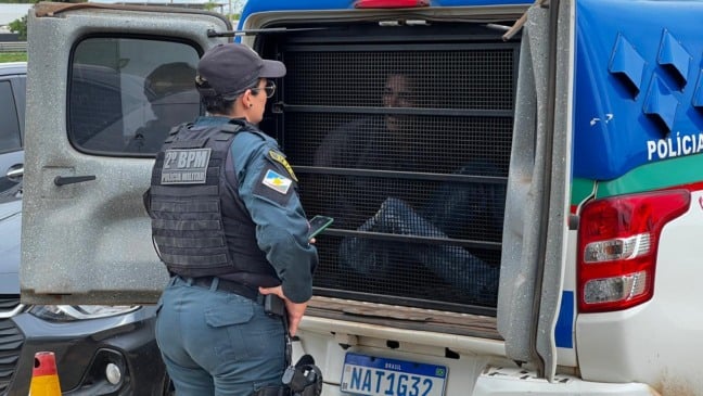 O homem foi preso em flagrante e encaminhado à Delegacia de Repressão aos Crimes Contra a Administração Pública (DRCAP). (Foto: Divulgação/PMRR)