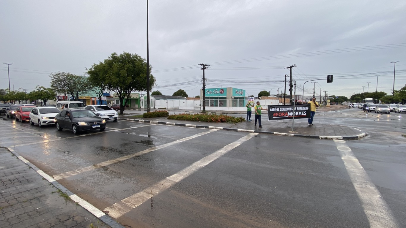 "Cadê os senadores de Roraima?", diz placa que cobra posição firme dos parlamentares do Estado