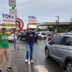 O deputado federal Nicoletti exibe placa "Fora Moraes" em buzinaço em Boa Vista