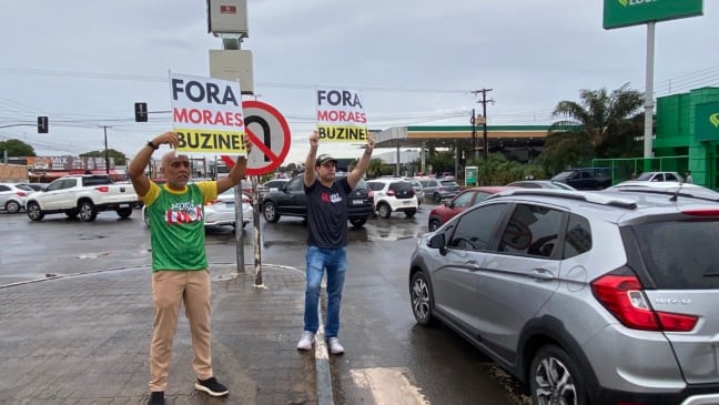 O deputado federal Nicoletti exibe placa "Fora Moraes" em buzinaço em Boa Vista