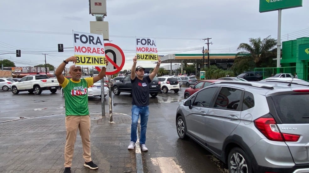O deputado federal Nicoletti exibe placa "Fora Moraes" em buzinaço em Boa Vista