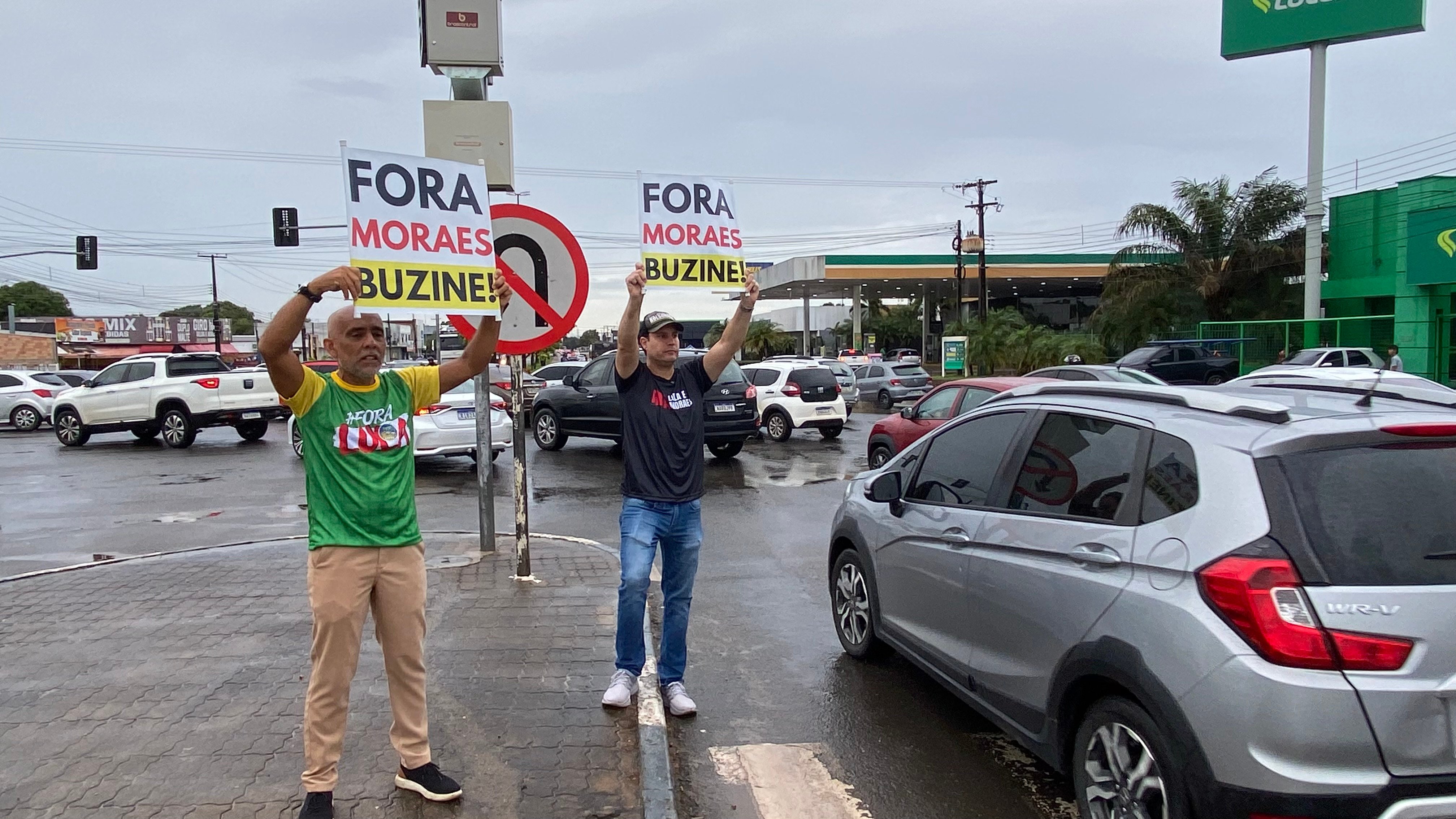 O deputado federal Nicoletti exibe placa 