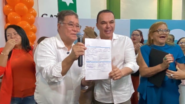 O infectologista Mauro Asato com o presidente estadual do Avante, Jalser Renier (Foto: Lucas Luckezie/FolhaBV)