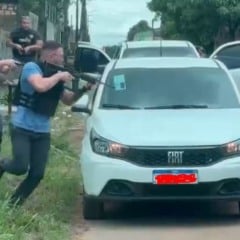 Momento em que suspeitos são localizados por policiais civis (Foto: PCRR)