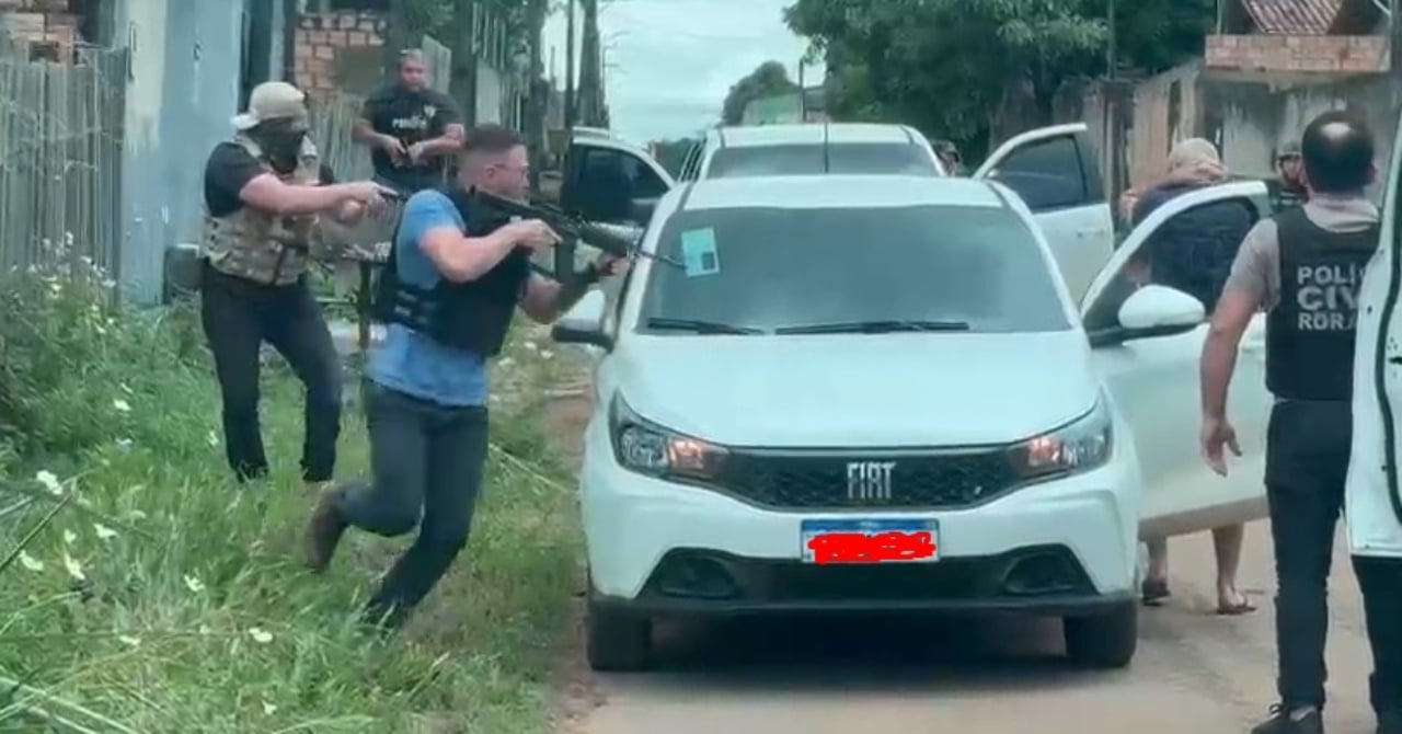 Momento em que suspeitos são localizados por policiais civis (Foto: PCRR)