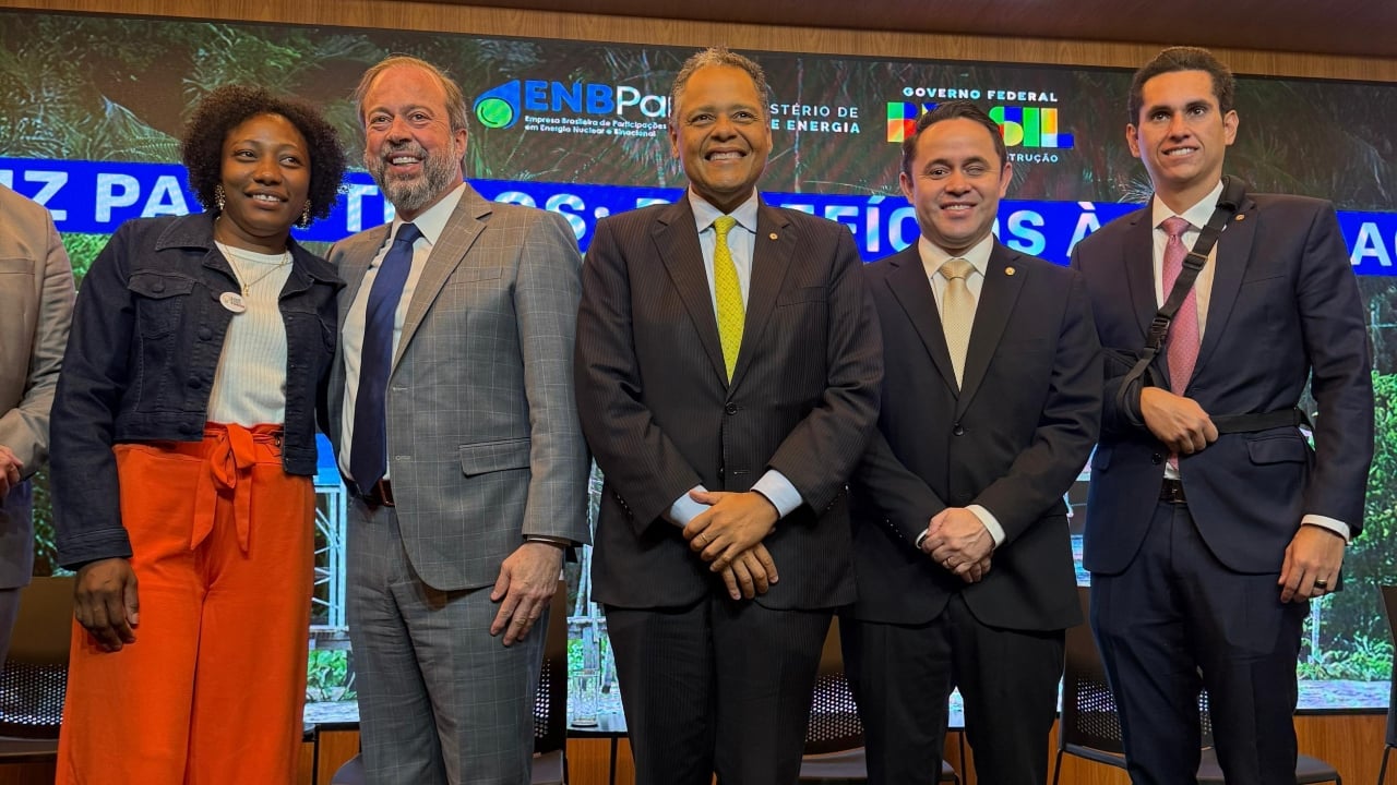 Equipe do Ministério de Minas e Energia durante apresentação sobre o Luz para Todos; na foto, ministro Alexandre Silveira (segundo à esquerda) e deputado Gabriel Mota 
