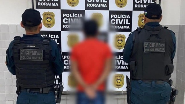 Suspeito preso por policiais militares (Foto: PCRR)