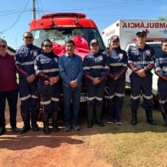 Autoridades municipais de Uiramutã participaram da solenidade de entrega da ambulância do Samu (Foto: Divulgação)