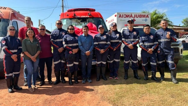 Autoridades municipais de Uiramutã participaram da solenidade de entrega da ambulância do Samu (Foto: Divulgação)