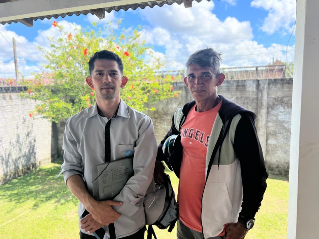 Jonatas (filho) e seu pai Orlando na ação de reconhecimento de paternidade em Pacaraima. (Foto: Ascom DPE-RR).