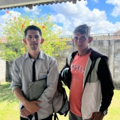 Jonatas (filho) e seu pai Orlando na ação de reconhecimento de paternidade em Pacaraima. (Foto: Ascom DPE-RR).