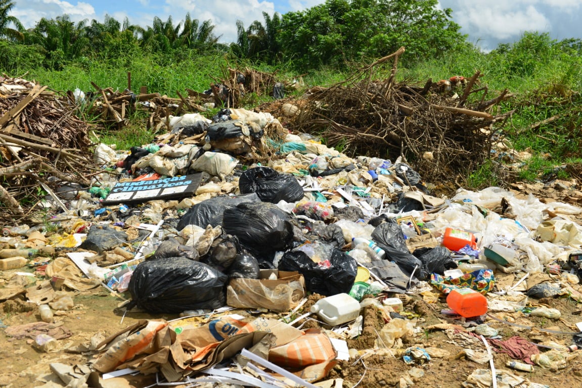 Local se transformou em lixão a céu aberto (Foto: Nilzete Franco/FolhaBV)
