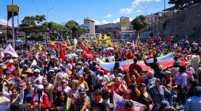 Multidão nas ruas da Venezuela