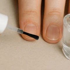 Meu esmalte durava só 2 dias… até eu começar a usar essa base fortalecedora