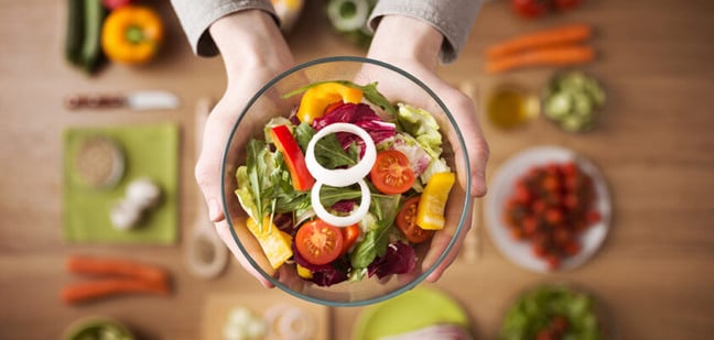 Ao contrário das dietas da moda, que costumam restringir grupos alimentares ou prometer resultados rápidos (Foto Divulgação)