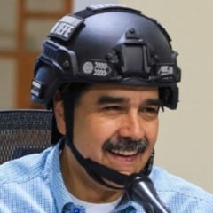 O ditador Nicolás Maduro usa capacete em provocação aos Estados Unidos