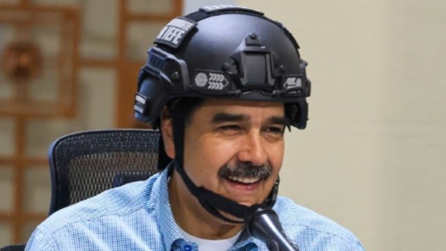 O ditador Nicolás Maduro usa capacete em provocação aos Estados Unidos