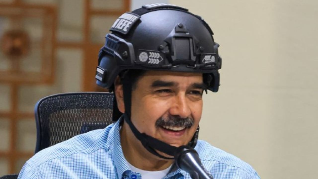 O ditador Nicolás Maduro usa capacete em provocação aos Estados Unidos