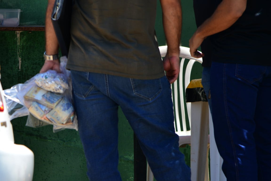 Aproximadamente R$ 6 mil foram apreendidos durante a ação (Foto: Nilzete Franco/FolhaBV) Aproximadamente R$ 6 mil foram apreendidos durante a ação (Foto: Nilzete Franco/FolhaBV)