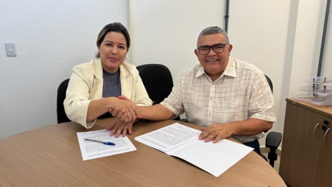 Delegatária interina do 1º Registro De Imóveis De Boa Vista, Mirly Rodrigues Martins, e o presidente do Iteraima, Ionilson Sampaio (Foto: Ascom/Iteraima)