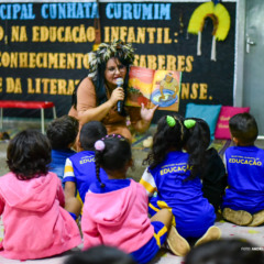 Na abertura, o destaque foi a contação de histórias da escritora, poeta e professora Sony Ferseck, que apresentou seu primeiro livro infantil, Susui. (Foto: Andreza Mariot)