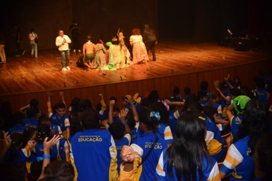 Espetáculo reúne 645 alunos do 2º ao 5º ano no Teatro Municipal de Boa Vista