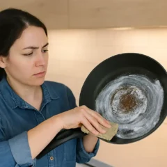 Truque caseiro para remover gordura de frigideira sem esforço
