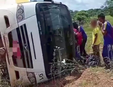 Ônibus envolvido no acidente (Foto: Reprodução)