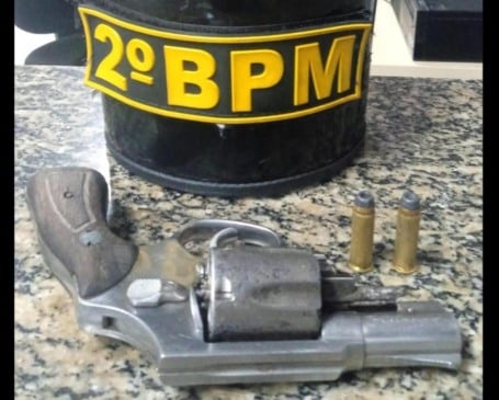 Revólver apreendido com a dupla (Foto: Divulgação) 