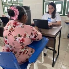 Mulher durante atendimento em mutirão (Foto: Comunicação INSS)
