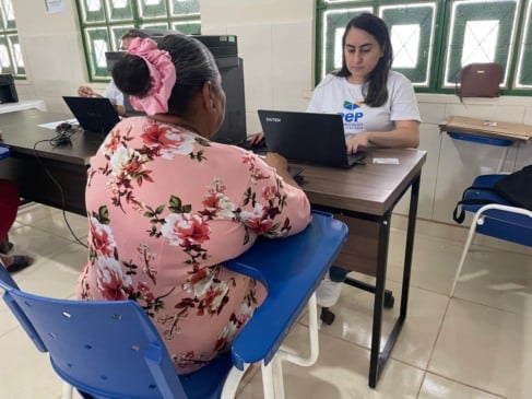 Mulher durante atendimento em mutirão (Foto: Comunicação INSS)