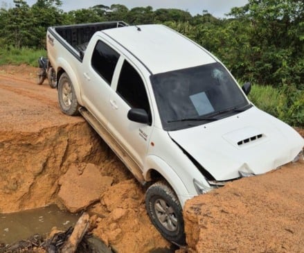 A estrada teria rompido no momento em que a caminhonete trafegava pelo local (Foto: Divulgação) 