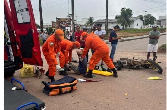 Momento em que a vítima é socorrida pelo Resgate do Corpo de Bombeiros (Foto: Divulgação) 